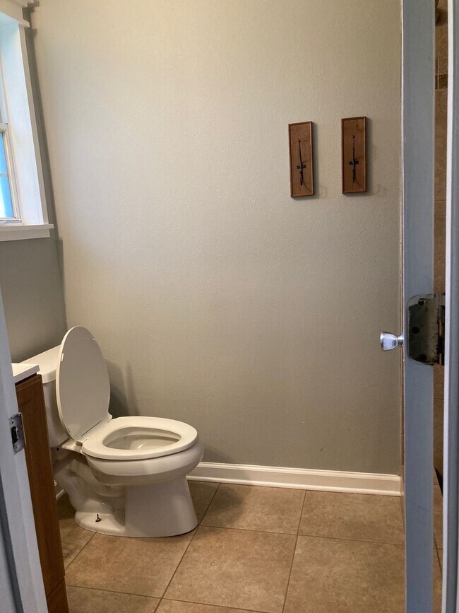 Building Photo - 3 bed 2 bath house, 1-car garage and fenced-in yard! Available May 15