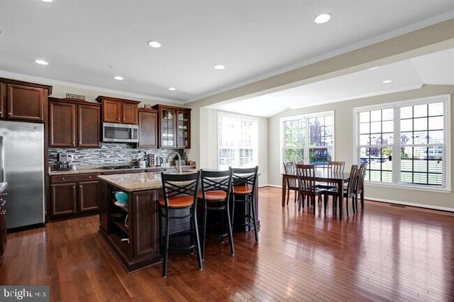 Building Photo - 4818 Clarendon Dr