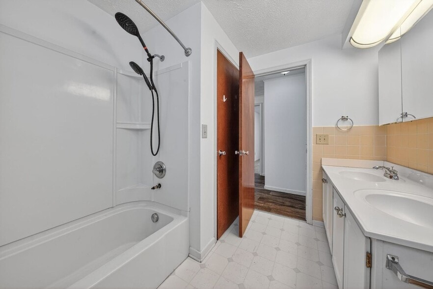 Building Photo - 6644 Ravenwood Ave NW