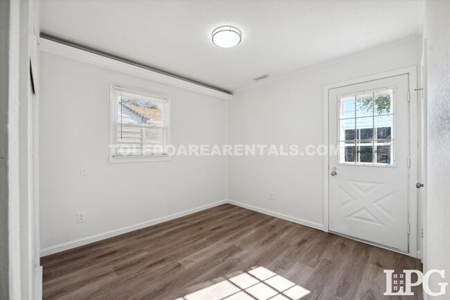 Building Photo - 433 Mayfair Blvd
