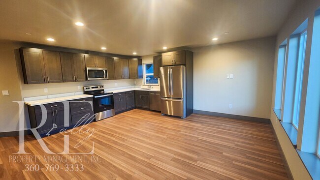 Building Photo - Modern 2-Bed Duplex Near PSNS with A/C, Ca...