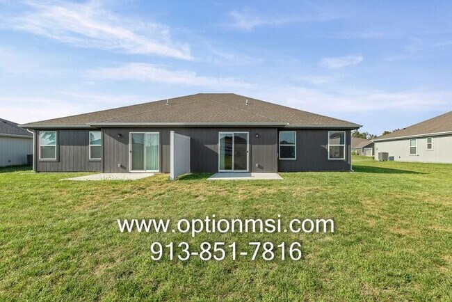 Building Photo - Fresh 3 Bedroom, 2 Bathroom Half Duplex