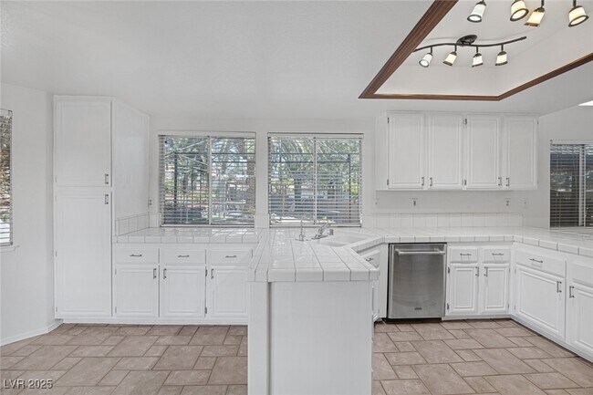 Building Photo - 4517 Inez Dr