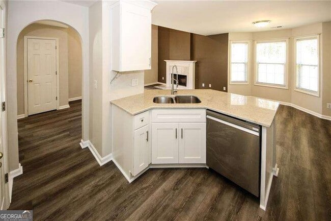 Building Photo - 121 Stoneforest Dr