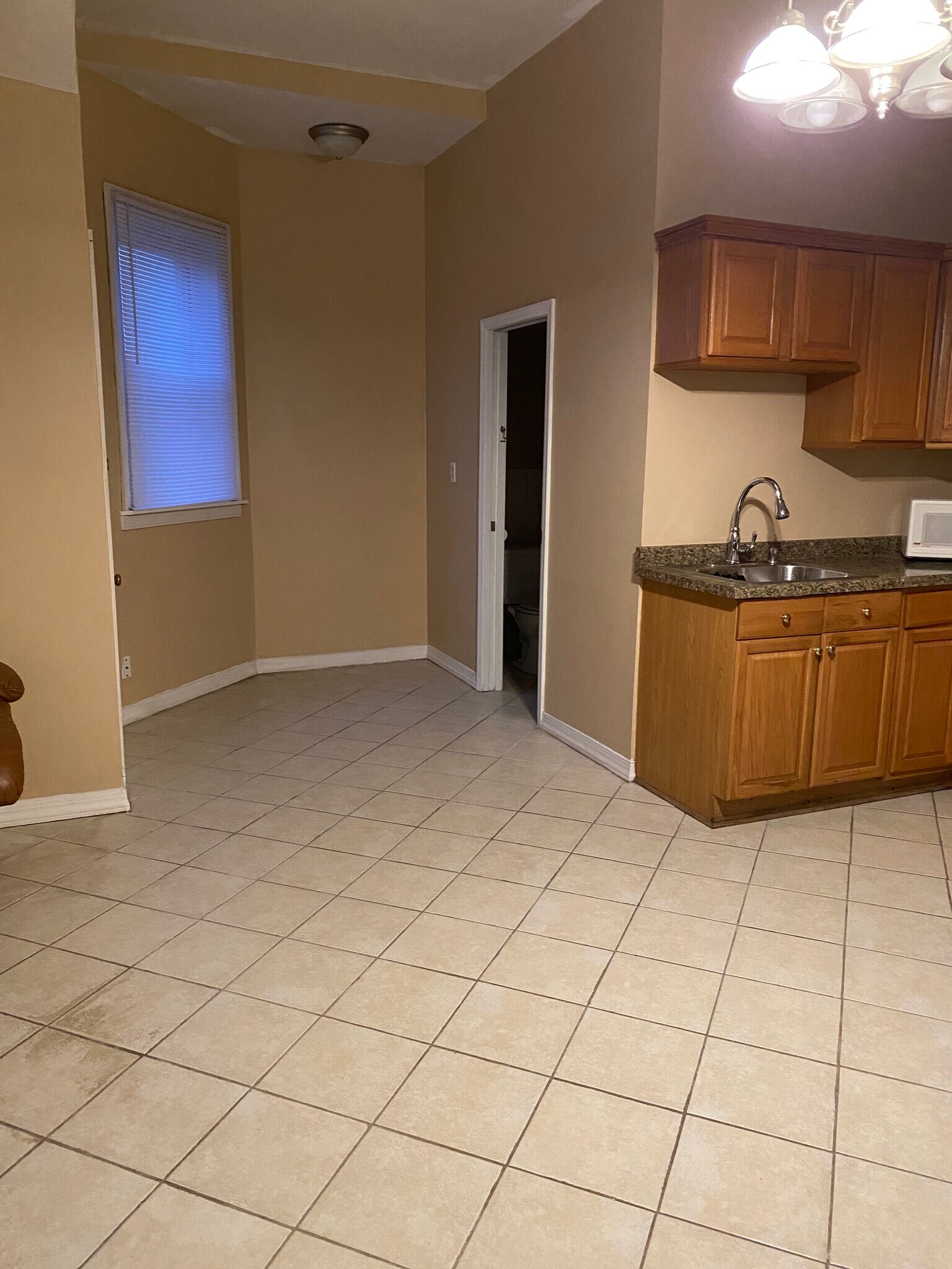 Building Photo - 1800 W 21st Plz