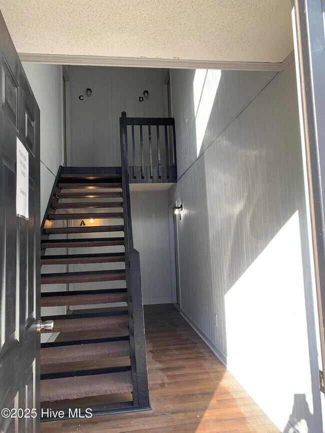 Building Photo - 107 Ravenwood Dr
