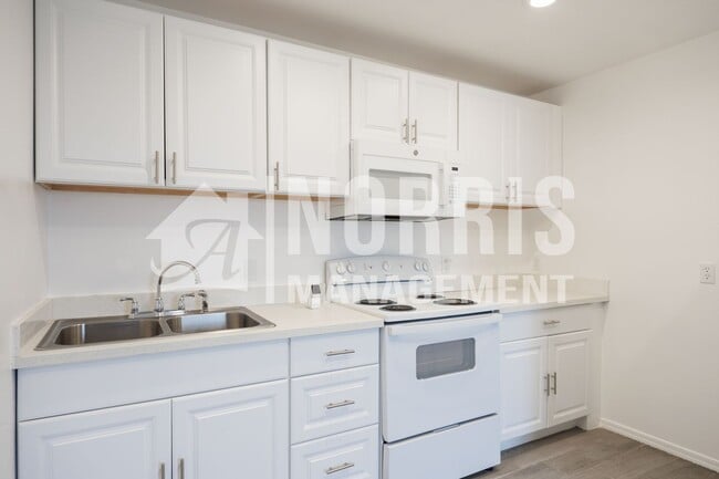 Building Photo - 4020 N Montezuma Dr