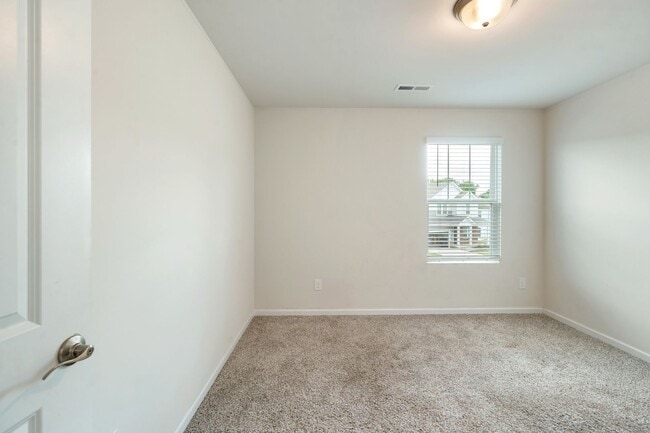 Building Photo - Convenient, Spacious and Move-in Ready 5 Bed/3 Bath Home in Mebane