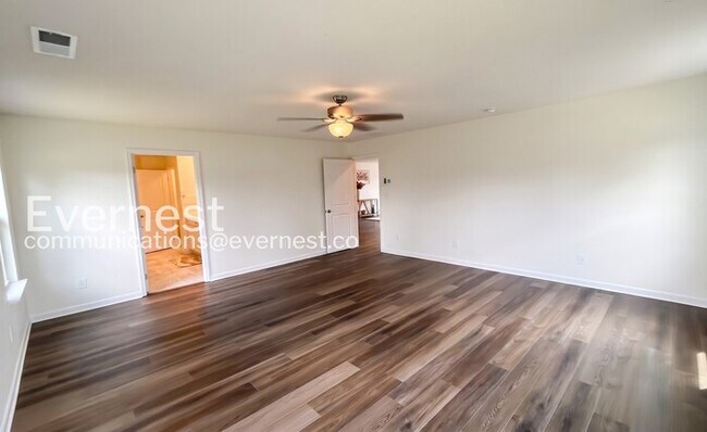 Building Photo - 5 Bed/5 Bath Home with 3 Car Garage / Pet-Friendly / Available Now!