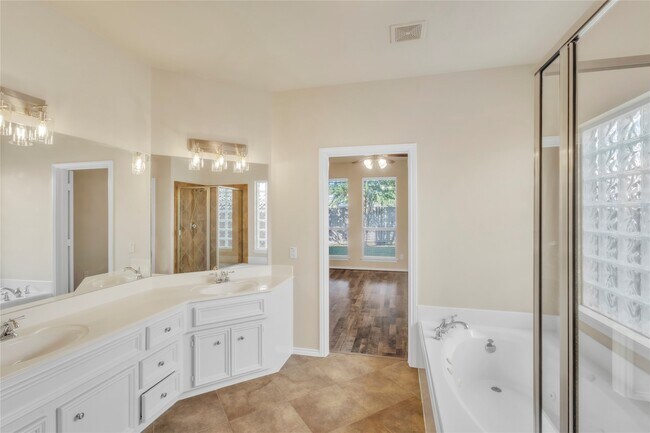 Building Photo - 2803 Lakecrest Way Dr