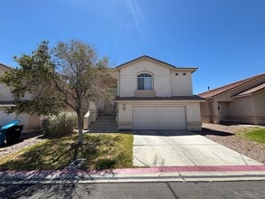 Building Photo - Spacious 3Bed/3Bath Two Story Home Located...