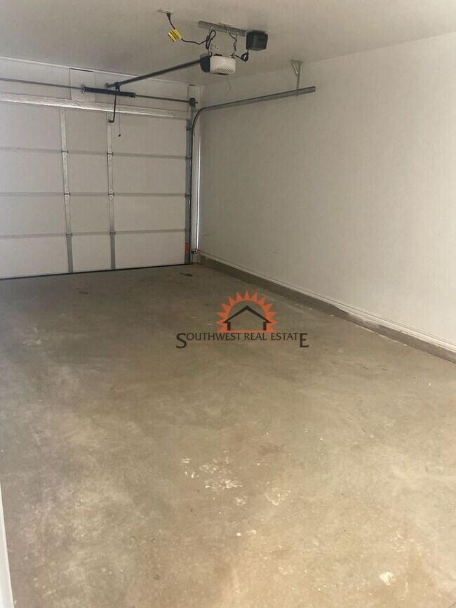 Building Photo - Modern duplex 2 bedrooms 2 baths