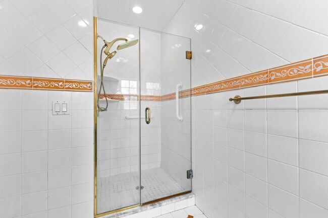 Building Photo - 115 Stonehedge Dr N