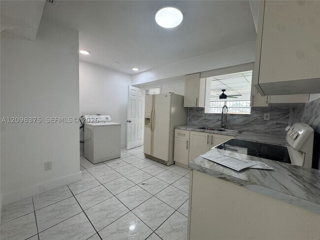 Building Photo - 1320 W 37th St