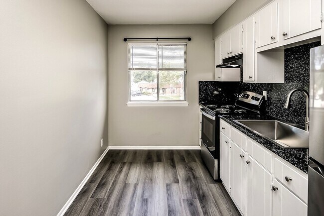Building Photo - Newly Refreshed 1 Bedroom Apartment Near D...