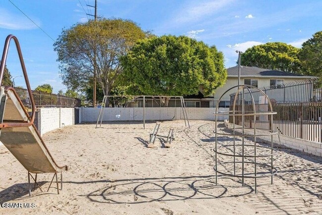 Building Photo - 2576 Sextant Ave