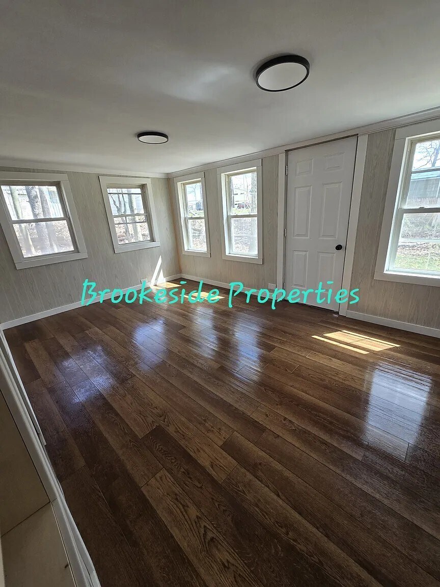 Living - 1326 E Hess Lake Dr