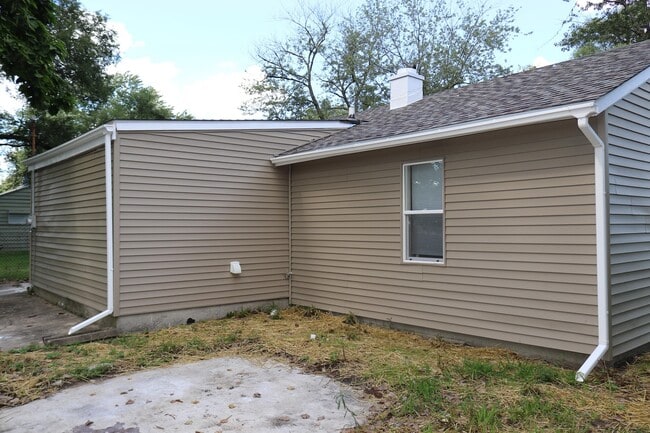 Building Photo - Ranch Home with Separate Dining Room
