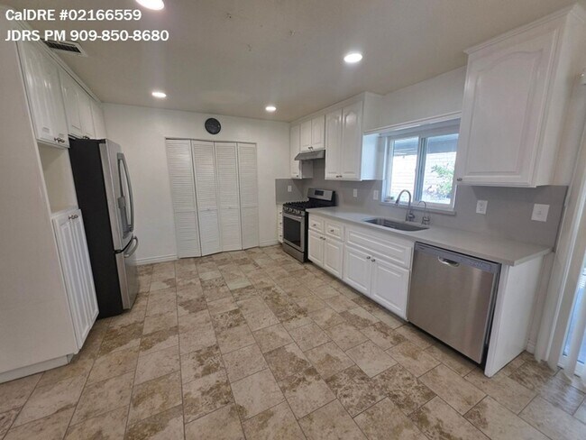 Building Photo - Ontario 3 Bedroom Home