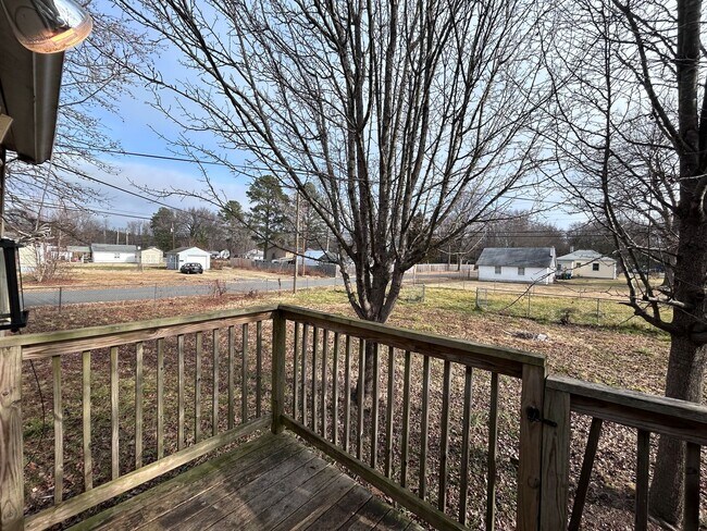 Building Photo - Available Now! | Charming 2 Bed, 1 Bath