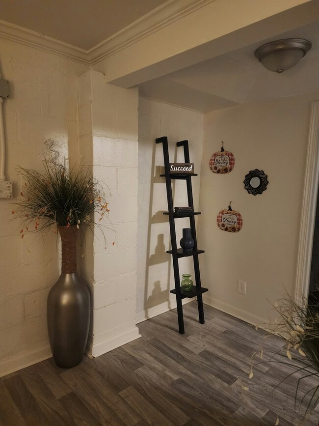 Building Photo - 1360 Ellis Rd