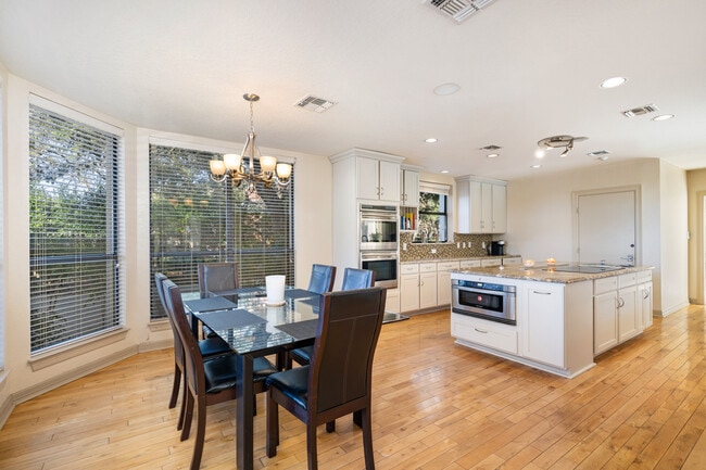 Building Photo - 3 Birnam Oaks