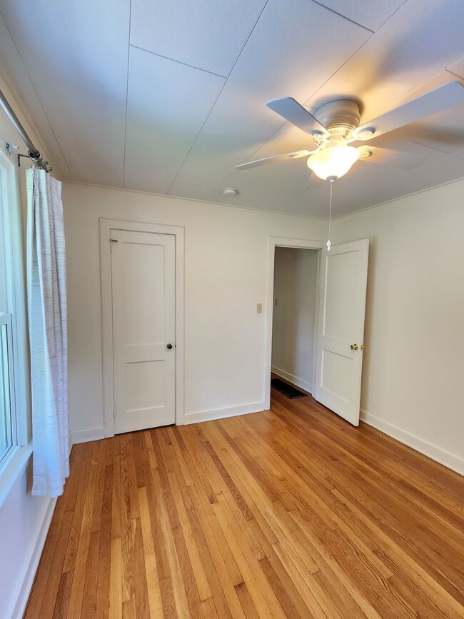 Building Photo - LOCATION! Close to Downtown Black Mountain