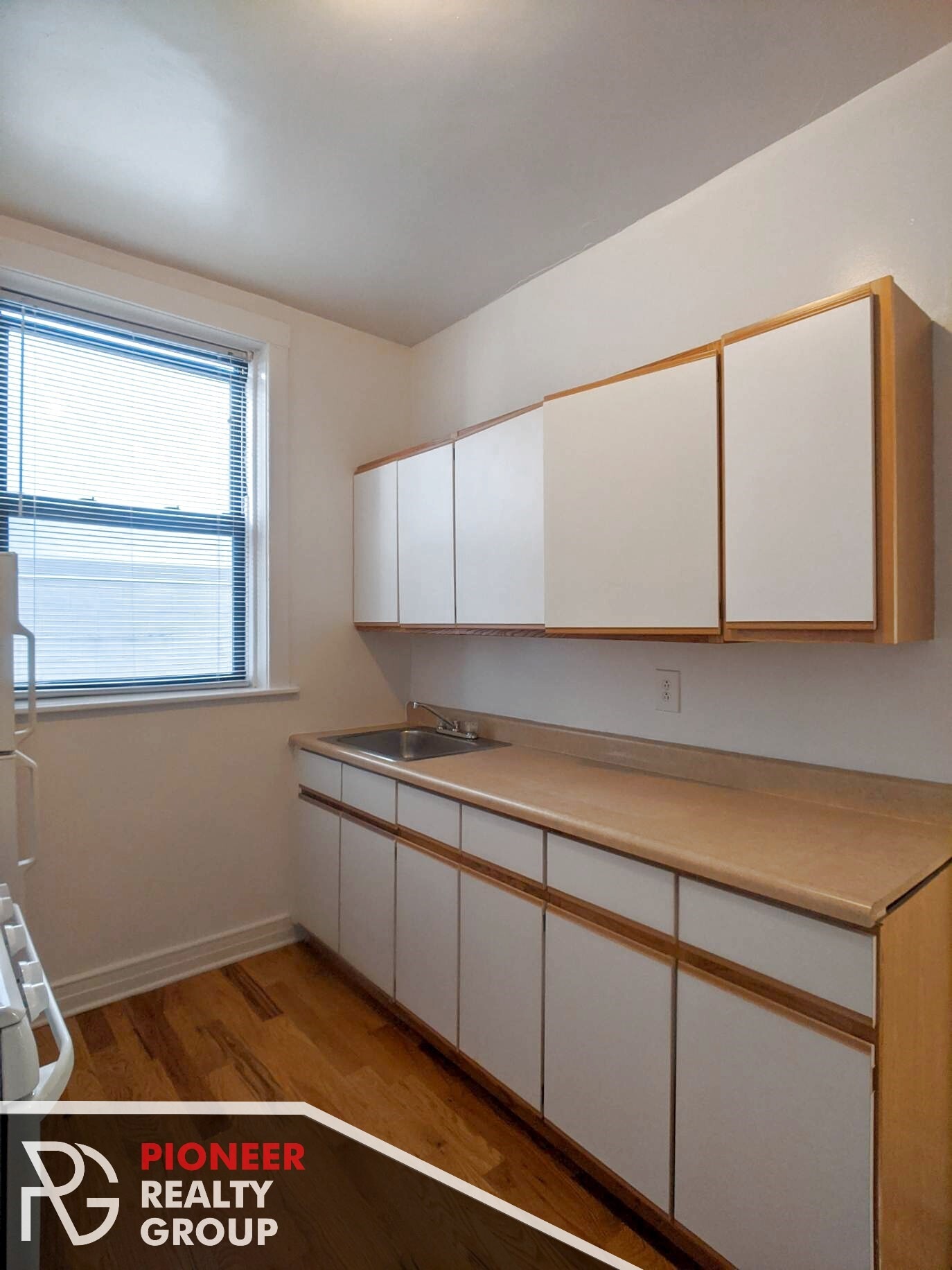 Building Photo - 822 W Waveland Ave