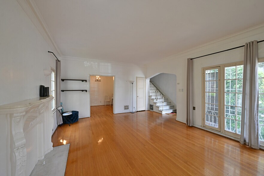 Building Photo - 657 S La Jolla Ave