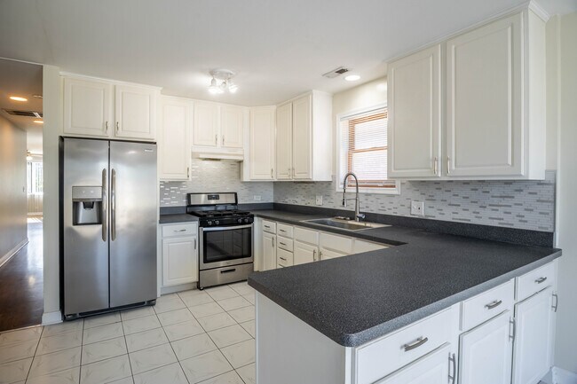 Building Photo - 4109 N Dickinson Ave