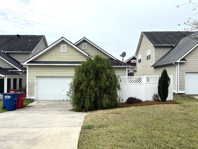 Building Photo - The Highlands!!