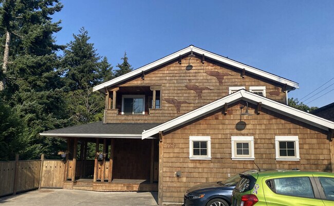 Building Photo - 2122 N Oakes St