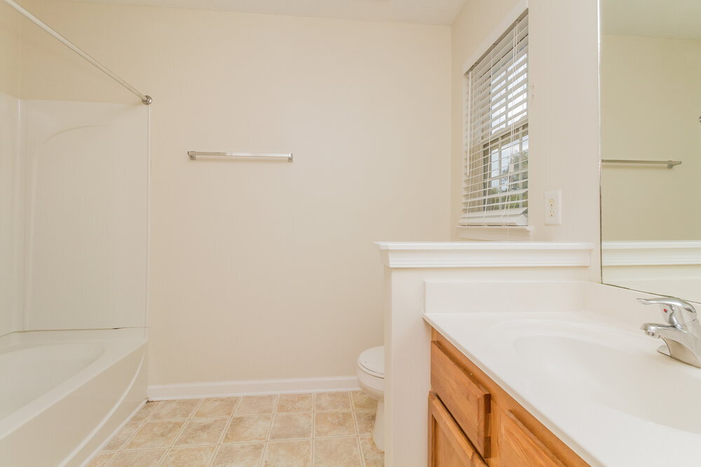 Building Photo - 413 Creekside Ln