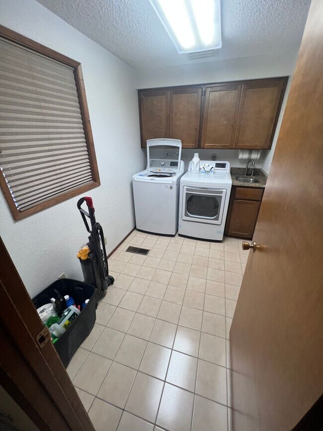 Building Photo - 250 NW Sunrise Dr