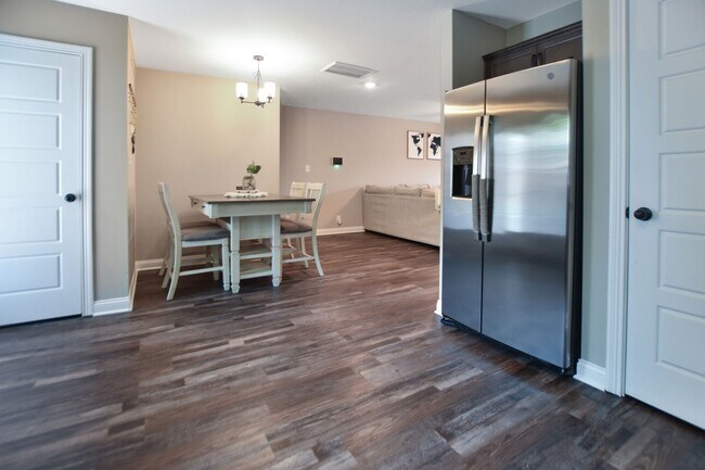 Building Photo - Pet Friendly Three Bedroom!