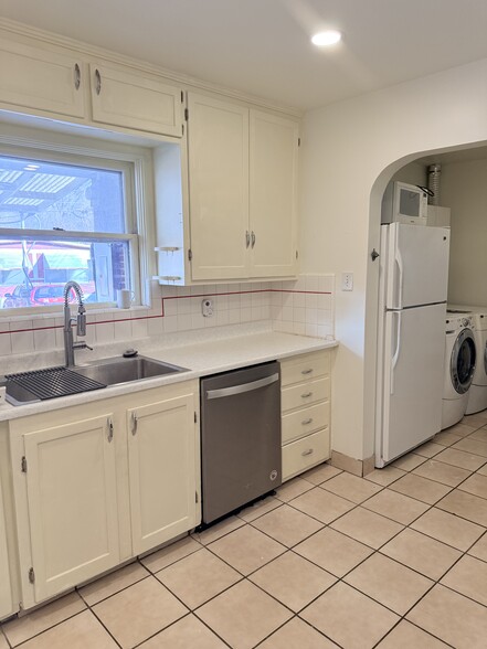 Building Photo - 3585 S 900 E