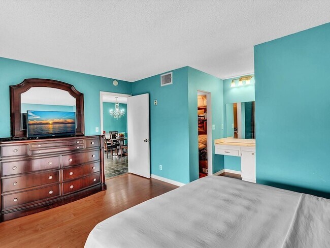 Building Photo - 6570 Royal Palm Blvd