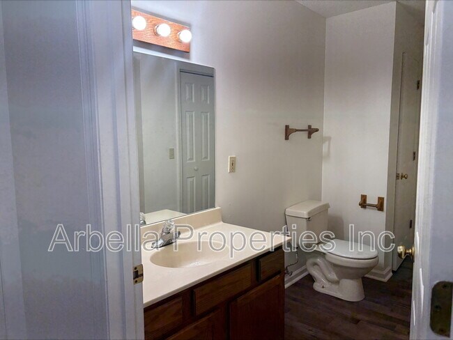 Building Photo - 119 Rowe Ln