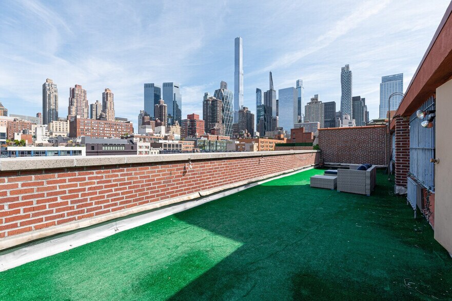 Building Photo - 735 10th Ave