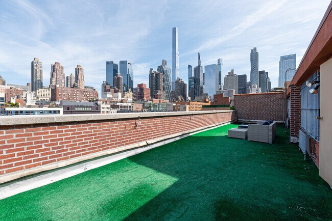 Building Photo - 735 10th Ave