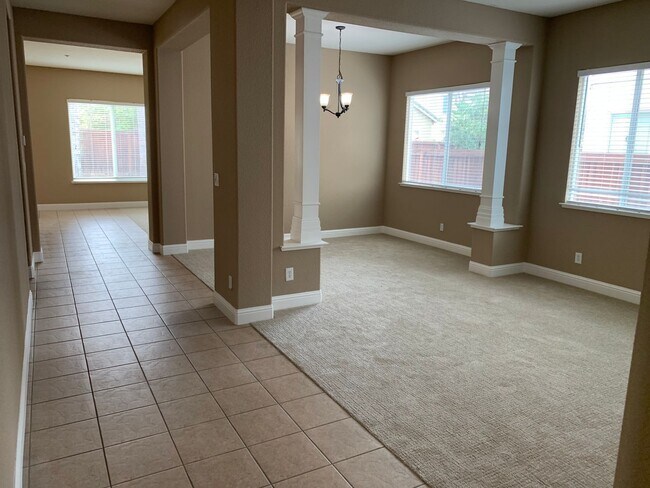 Building Photo - Beautiful Single Story Rose Garden Home / ...