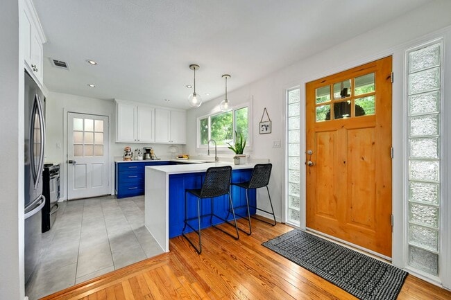 Building Photo - Unbelievable Brentwood Home + Separate Hom...