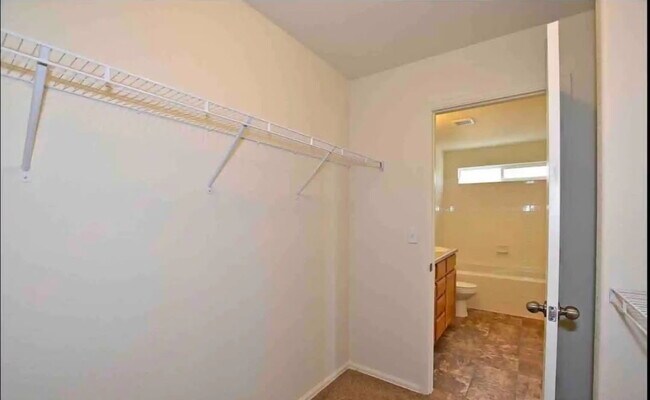 Building Photo - 262 Castle Dr