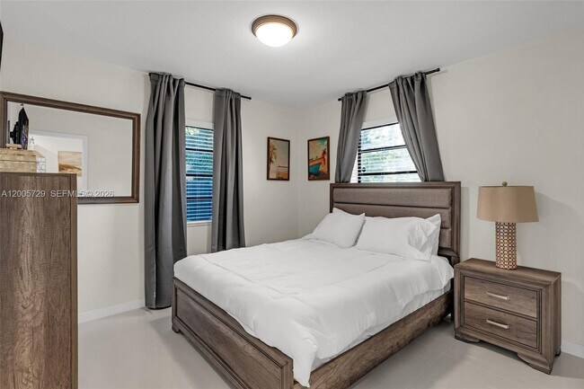 Building Photo - 1075 NE 12th Ave