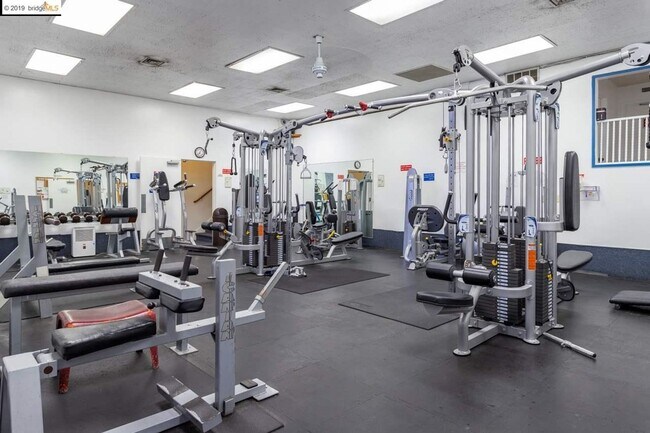 Building Photo - Studio Condo Available at Watergate Complex in Emeryville!