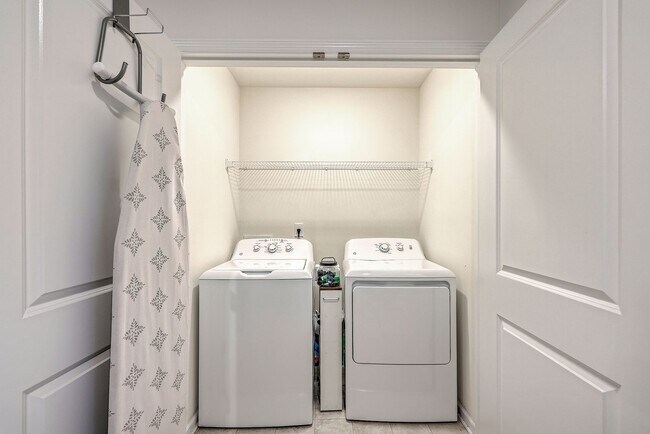 Building Photo - Spacious End-Unit Townhome with Modern Com...