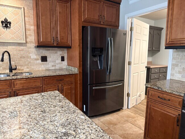 Building Photo - "Charming 4-Bed Oasis with Granite Finishe...
