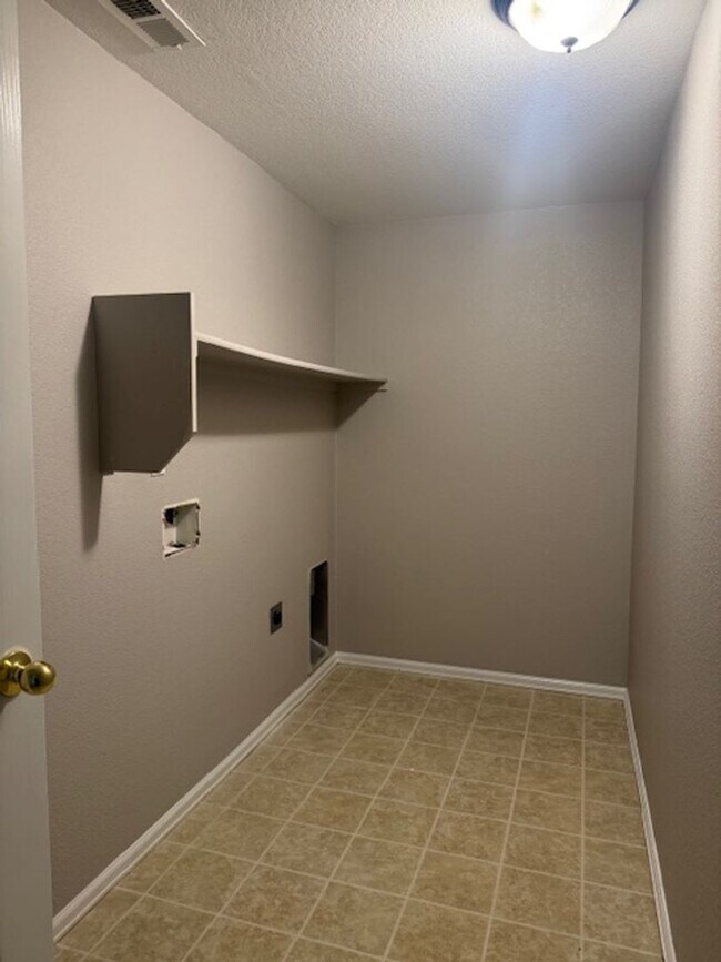 Building Photo - Charming 3BD Townhome in Gated Community just minutes from Peterson AFB & Fort Carson - Security ...