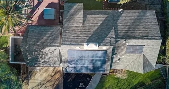 Building Photo - Spacious Single Family Home