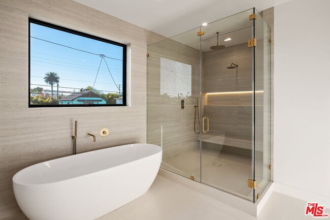 Building Photo - 3517 Redwood Ave